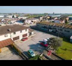 Appartamenti in Vendita - Laboratorio con annesso terreno e parcheggio