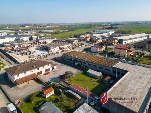 Appartamenti in Vendita - Laboratorio con annesso terreno e parcheggio