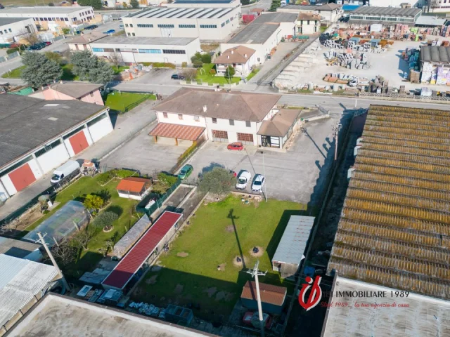 Appartamenti in Vendita - Laboratorio con annesso terreno e parcheggio