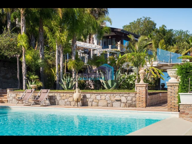 Appartamenti in Vendita - Villa di prestigio con piscina, panorama epico!