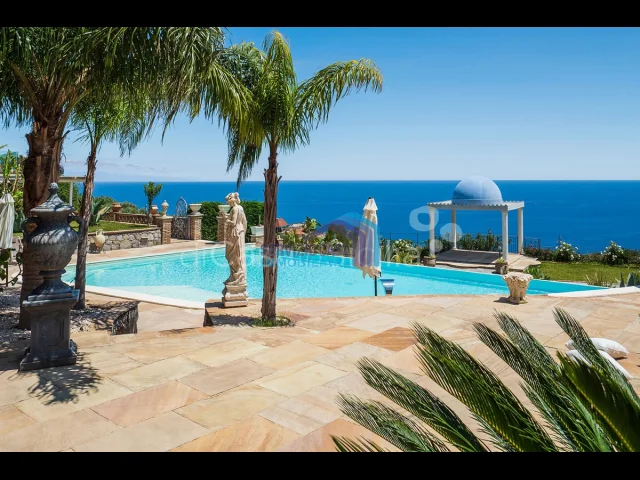 Appartamenti in Vendita - Villa di prestigio con piscina, panorama epico!