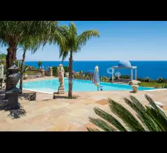 Appartamenti in Vendita - Villa di prestigio con piscina, panorama epico!