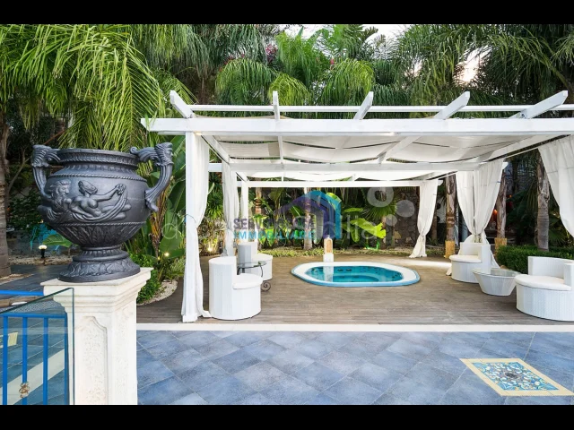 Appartamenti in Vendita - Villa di prestigio con piscina, panorama epico!