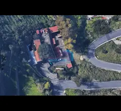 Terreno con fabbricati annessi