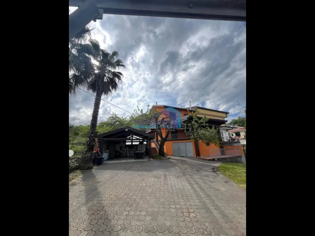 Villa su due livelli con terreno