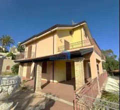 Villa panoramica con piscina
