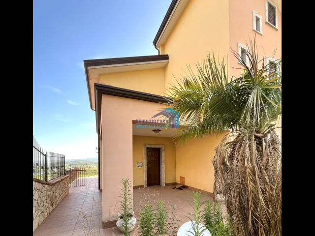 Appartamenti in Vendita - Villa panoramica con piscina