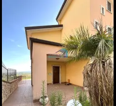 Appartamenti in Vendita - Villa panoramica con piscina
