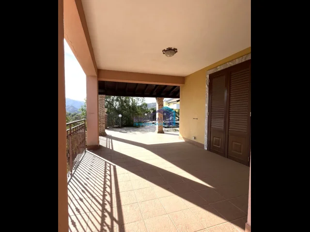 Appartamenti in Vendita - Villa panoramica con piscina
