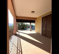 Appartamenti in Vendita - Villa panoramica con piscina