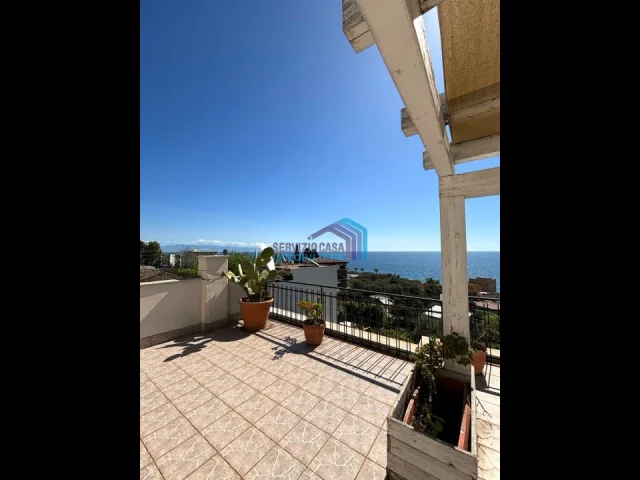 Appartamenti in Vendita - Casa indipendente a pochi mt dal mare