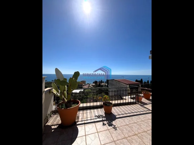 Appartamenti in Vendita - Casa indipendente a pochi mt dal mare