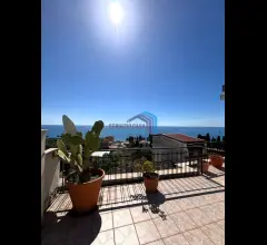 Appartamenti in Vendita - Casa indipendente a pochi mt dal mare
