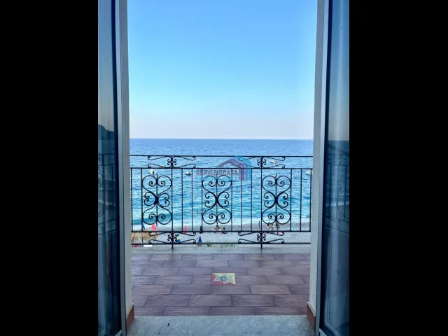 Appartamenti in Vendita - Intero stabile fronte mare