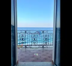 Intero stabile fronte mare