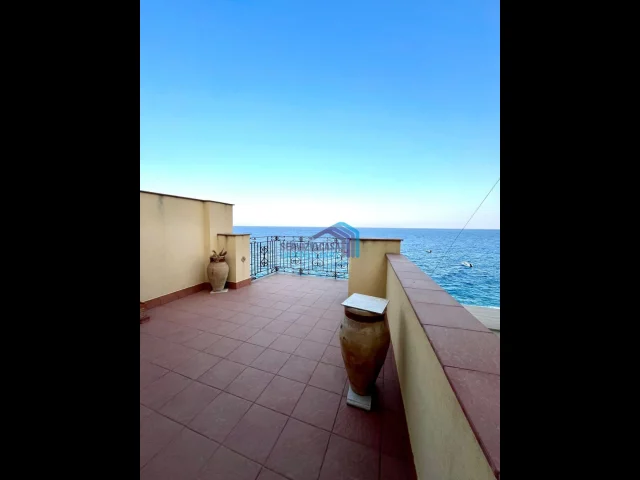 Appartamenti in Vendita - Intero stabile fronte mare