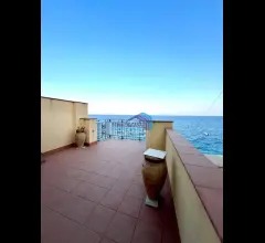 Appartamenti in Vendita - Intero stabile fronte mare