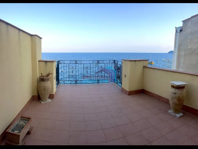 Appartamenti in Vendita - Intero stabile fronte mare