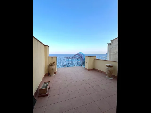 Appartamenti in Vendita - Intero stabile fronte mare