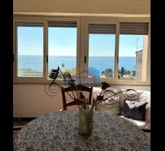Intero stabile vista mare con ampi spazi esterni