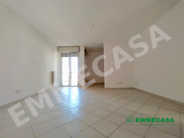 Appartamenti in Vendita - Luminoso trivani con posto auto coperto e cantinola!