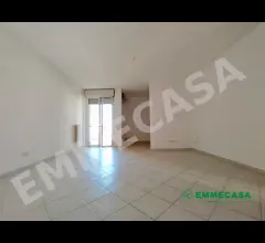 Appartamenti in Vendita - Luminoso trivani con posto auto coperto e cantinola!