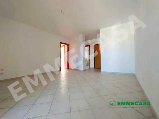 Appartamenti in Vendita - Luminoso trivani con posto auto coperto e cantinola!