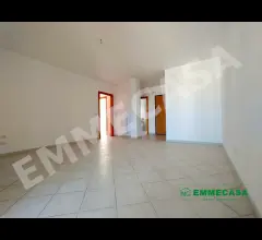 Appartamenti in Vendita - Luminoso trivani con posto auto coperto e cantinola!