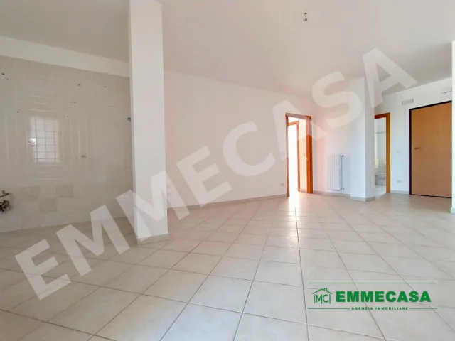 Appartamenti in Vendita - Luminoso trivani con posto auto coperto e cantinola!