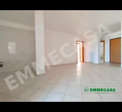 Appartamenti in Vendita - Luminoso trivani con posto auto coperto e cantinola!