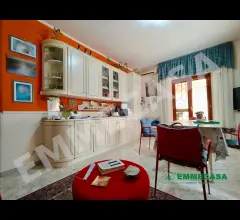 Appartamenti in Vendita - Trivani con spazio esterno, posto auto e cantinola