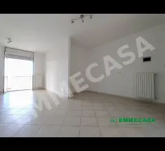 Appartamenti in Vendita - Luminoso bivani con posto auto e cantinola