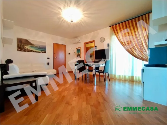 Appartamenti in Vendita - Luminoso trivani con box auto