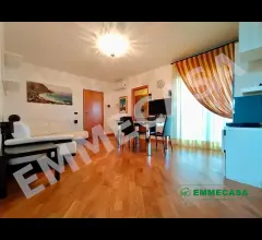 Appartamenti in Vendita - Luminoso trivani con box auto