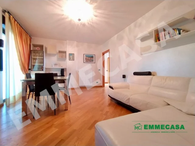 Appartamenti in Vendita - Luminoso trivani con box auto