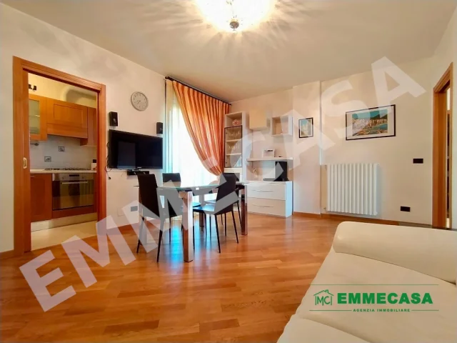 Appartamenti in Vendita - Luminoso trivani con box auto