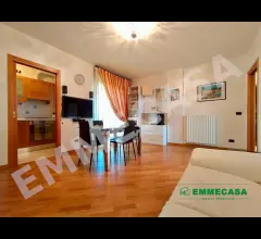 Appartamenti in Vendita - Luminoso trivani con box auto