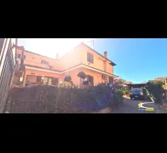 Villa su tre livelli di ampia metratura con grande giardino