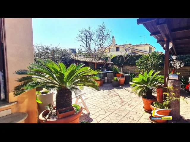 Appartamenti in Vendita - Villa su tre livelli di ampia metratura con grande giardino
