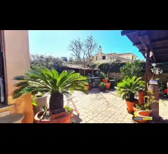 Appartamenti in Vendita - Villa su tre livelli di ampia metratura con grande giardino