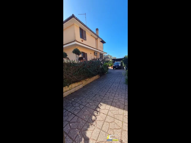 Appartamenti in Vendita - Villa su tre livelli di ampia metratura con grande giardino