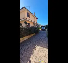 Appartamenti in Vendita - Villa su tre livelli di ampia metratura con grande giardino