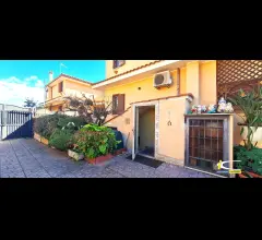 Appartamenti in Vendita - Villa su tre livelli di ampia metratura con grande giardino
