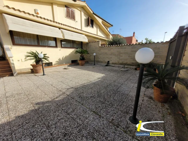 Appartamenti in Vendita - Villa signorile su tre livelli con sala hobby indipendente