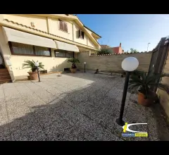 Appartamenti in Vendita - Villa signorile su tre livelli con sala hobby indipendente