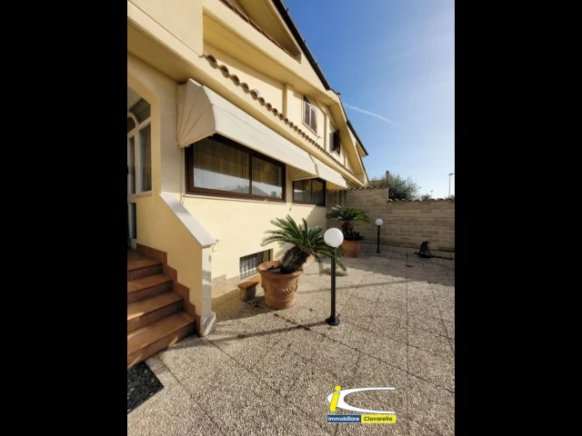 Appartamenti in Vendita - Villa signorile su tre livelli con sala hobby indipendente