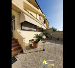Appartamenti in Vendita - Villa signorile su tre livelli con sala hobby indipendente