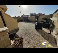 Appartamenti in Vendita - Villa signorile su tre livelli con sala hobby indipendente