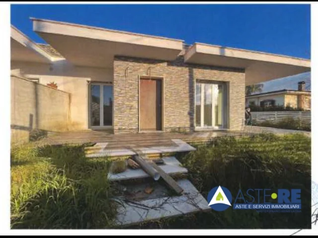 Villa con giardino privato