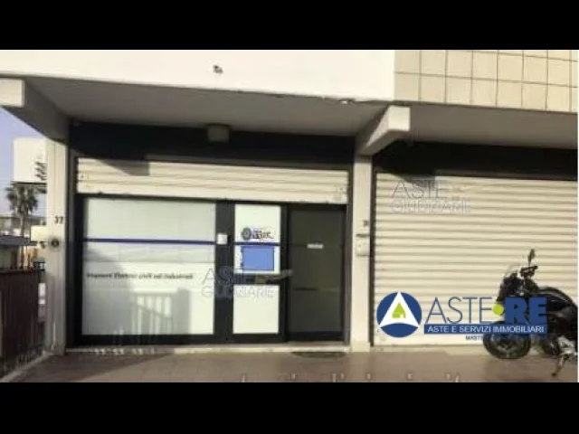 Appartamenti in Vendita - Negozio - via dei marrucini 36/39